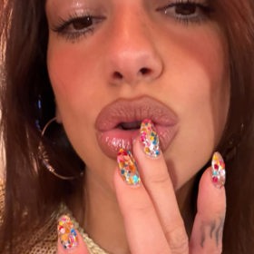 Zpěvačka Dua Lipa má výraznou manikúru v oblibě.