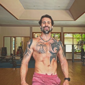 Václav Noid Bárta má skvělou postavu.