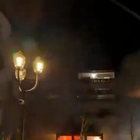 Požár baru zachytili turisté.