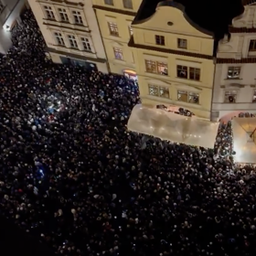 Staroměstké náměstí bylo plné lidí.