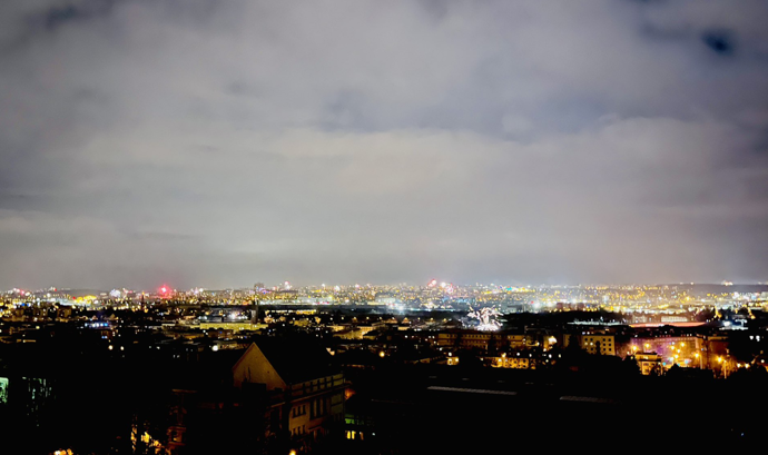 FOTO: I přes zákaz pyrotechniky nad Prahou chvíli svištil ohňostroj. – stránka 5