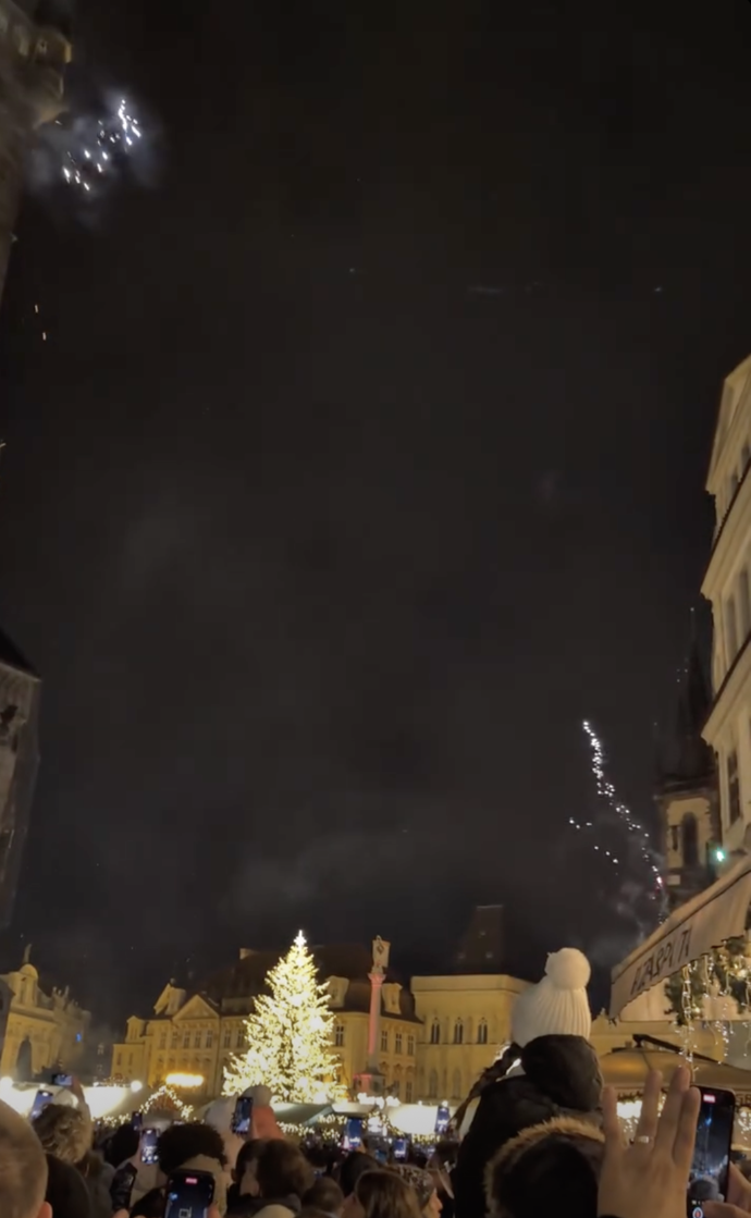 FOTO: Lidé stříleli i na Staroměstském náměsti. – stránka 4