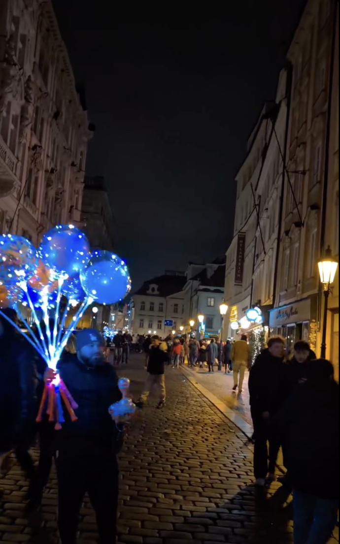 FOTO: Víc než ohňostrojů bylo vidět prodejců balónků. – stránka 2