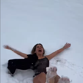 Zimní počasí si očividně užívá.