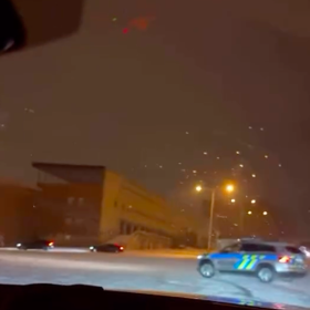 Policie si užila napadaný sníh.