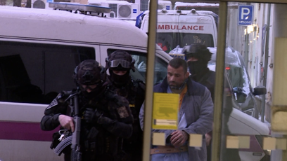 FOTO: Karlos Vémola jde do vězeňské nemocnice.