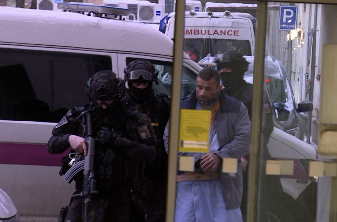 FOTO: Karlos Vémola jde do vězeňské nemocnice.