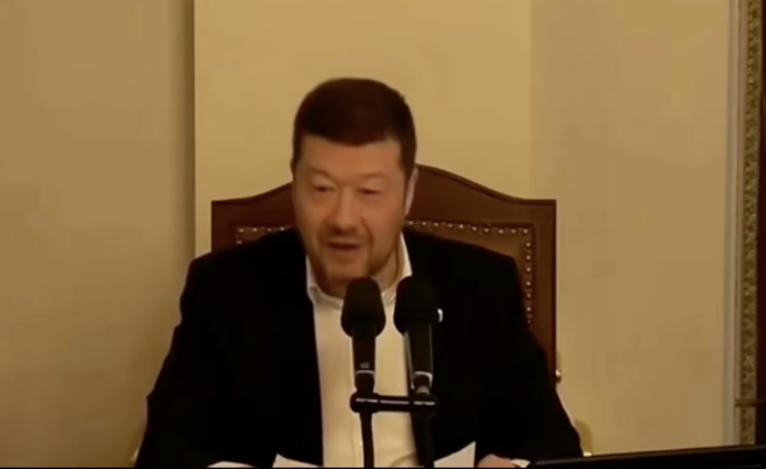 FOTO: Okamura pobavil všechny přítomné. – stránka 17