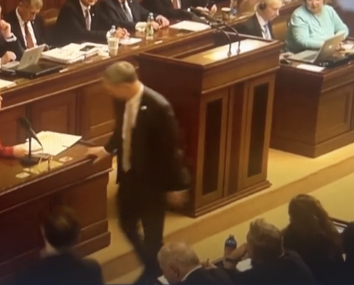 FOTO: Hřib jí následoval. – stránka 1