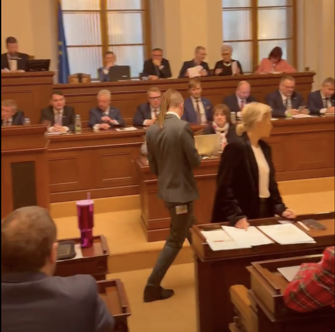 FOTO: Pozadu chodil i Ivan Bartoš. – stránka 11