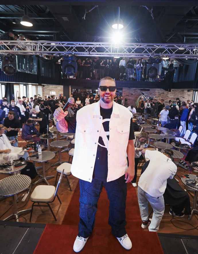 FOTO: Oblíbený moderátor a hypeman Osťo. – stránka 2