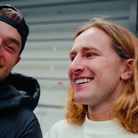 Vláďa s Adamem jsou z auta nadšení.