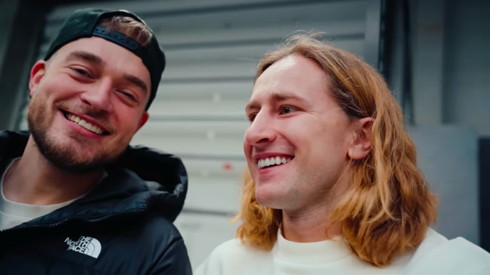 FOTO: Vláďa s Adamem jsou z auta nadšení. – stránka 6