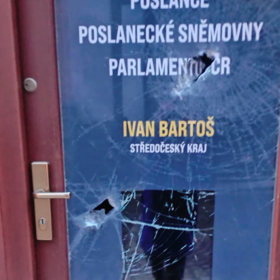 Neznámý pachatel zaútočil na kancelář Ivana Bartoše.