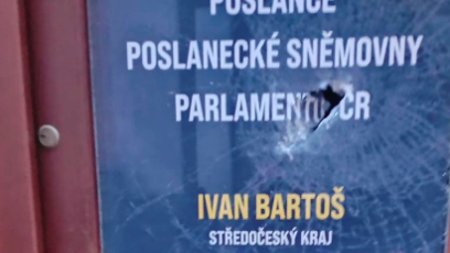 FOTO: Neznámý pachatel zaútočil na kancelář Ivana Bartoše.