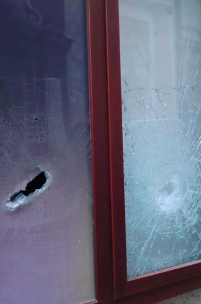 FOTO: Sekerou poničil výlohu. – stránka 4