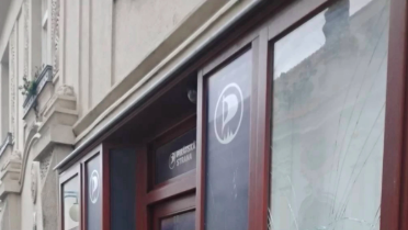 FOTO: Sekerou poničil výlohu.