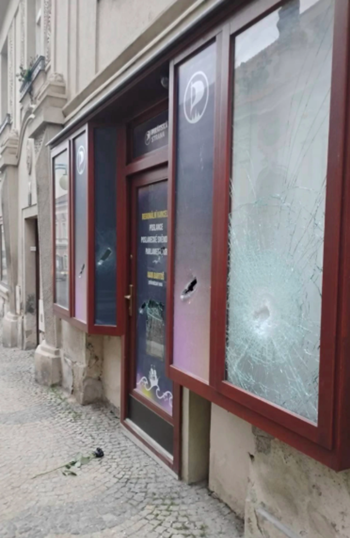 FOTO: Sekerou poničil výlohu. – stránka 3