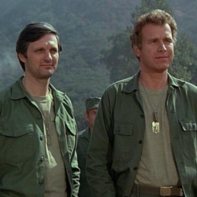 Alan Alda se prosladil rolí chirurga Hawkeyho Pierce v komediálním seriálu MASH. NA snímku s Waynem Rogersem, který si zahrál jeho nejlepšího kamaráda Trappera Johna McIntyrea.