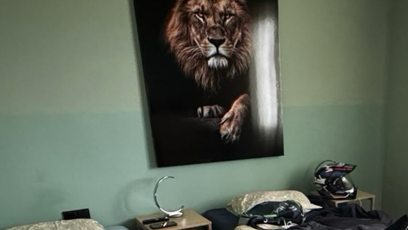 FOTO: Rozhodně není ubytován v luxusním resortu, ale v normálních pokojích.