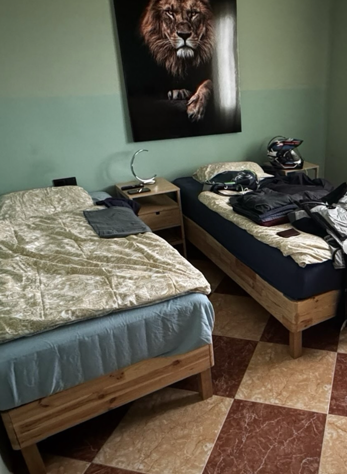 FOTO: Rozhodně není ubytován v luxusním resortu, ale v normálních pokojích. – stránka 4