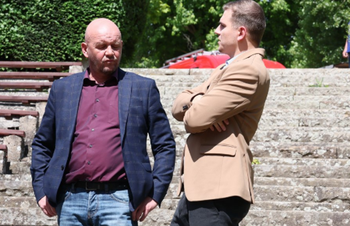 FOTO: Pavel Nečas po boku Davida Gránského v seriálu Zoo. – stránka 140