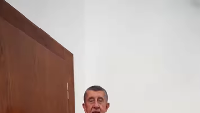 FOTO: Andrej babiš jako učitel s ukazovátkem.