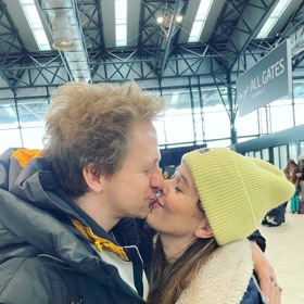 Tomáš Klus se na letišti loučil s manželkou.