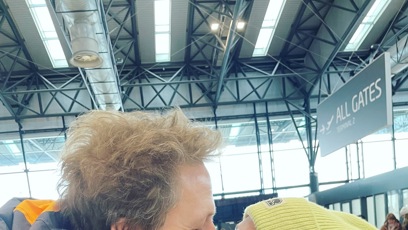 FOTO: Tomáš Klus se na letišti loučil s manželkou.