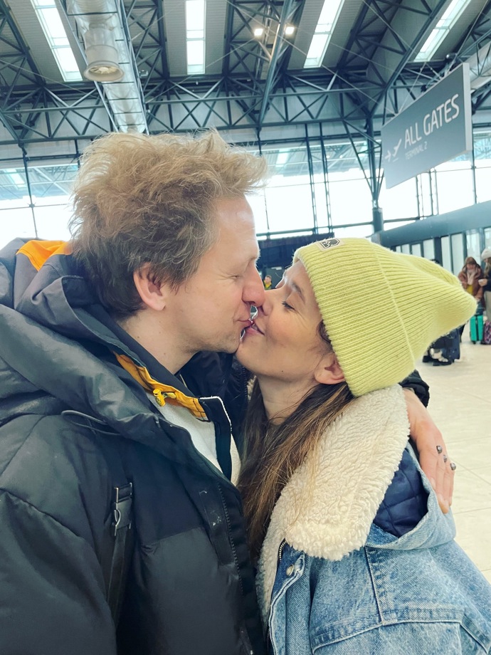 FOTO: Tomáš Klus se na letišti loučil s manželkou.