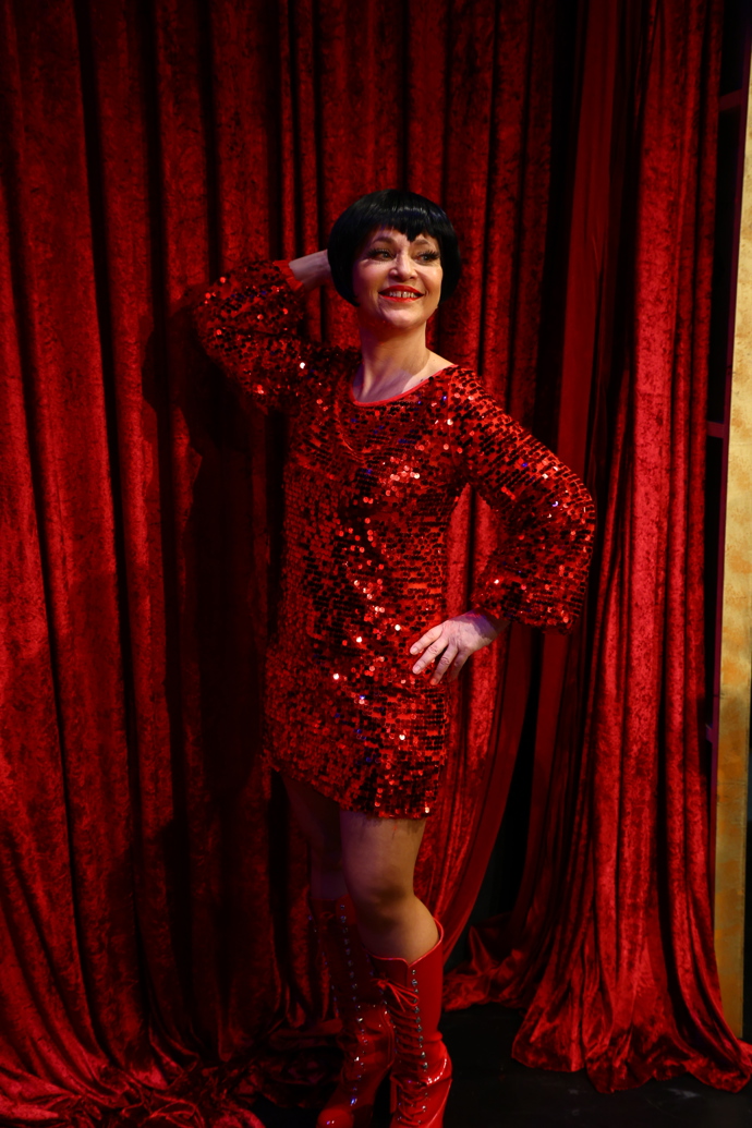 FOTO: Alena Mihulová jako kabaretní zpěvačka. – stránka 9