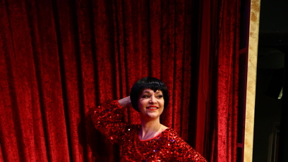 FOTO: Alena Mihulová v paruce a sexy kabaretních šatech.