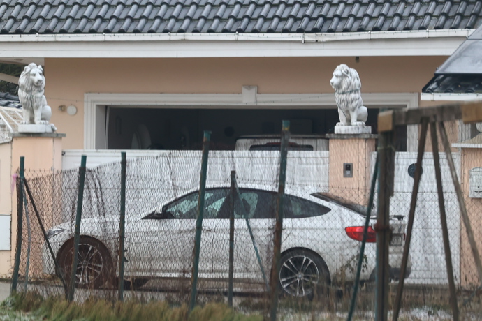 FOTO: Karlos Vémola má po svém propuštění z vazby plno zařizování. – stránka 51