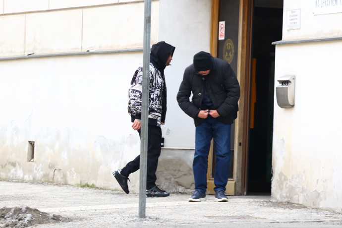 FOTO: Karlos Vémola má po svém propuštění z vazby plno zařizování. – stránka 46