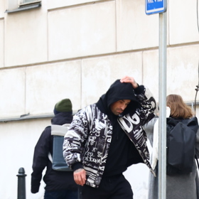 Karlos Vémola šel do nemocnice, zřejmě aby mu zkontrolovali čelist.