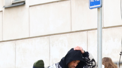 FOTO: Karlos Vémola šel do nemocnice, zřejmě aby mu zkontrolovali čelist.