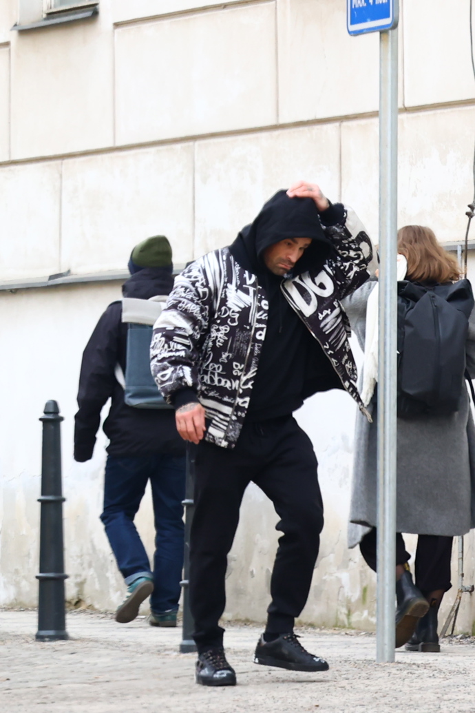 FOTO: Karlos Vémola šel do nemocnice, zřejmě aby mu zkontrolovali čelist. – stránka 45