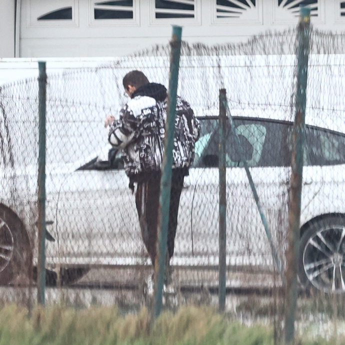 FOTO: Karlos Vémola má po svém propuštění z vazby plno zařizování. – stránka 42