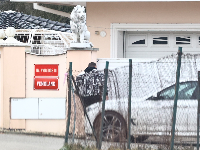 FOTO: Karlos Vémola má po svém propuštění z vazby plno zařizování. – stránka 38