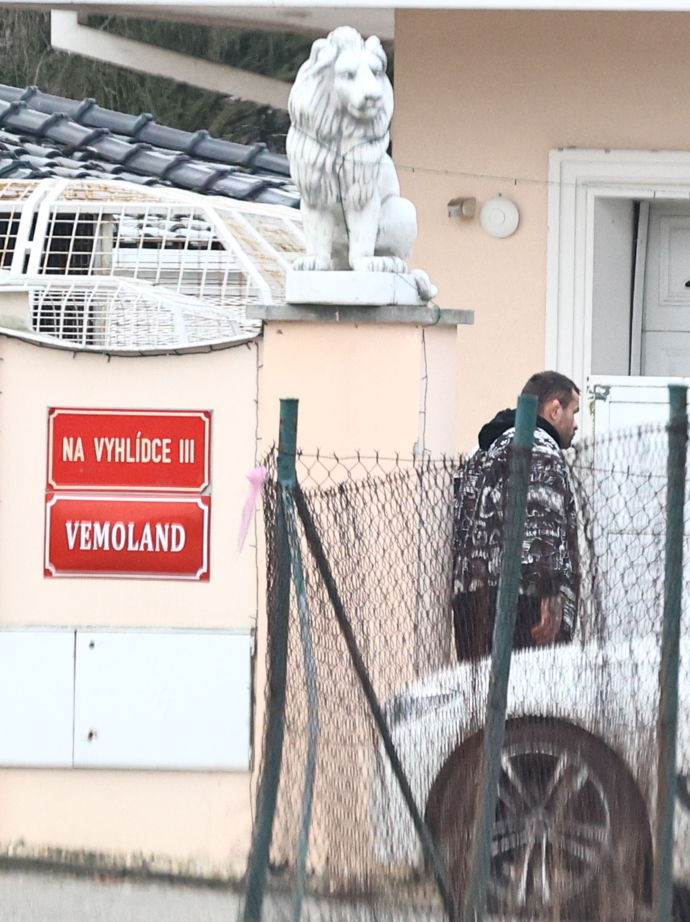 FOTO: Karlos Vémola u svého Vémolandu. – stránka 37