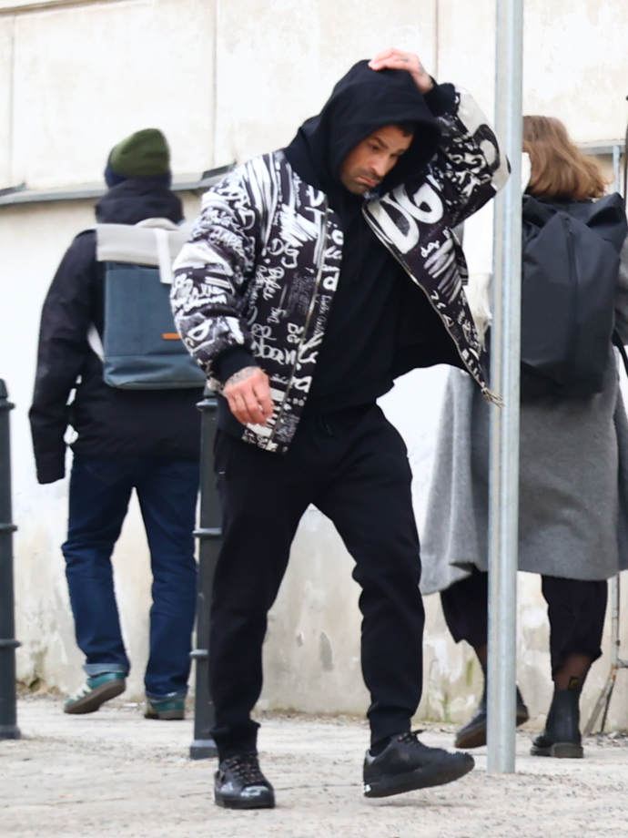 FOTO: Karlos Vémola má po svém propuštění z vazby plno zařizování. – stránka 36