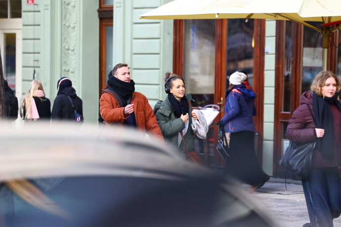 FOTO: Lucie Vondráčková zachycena v centru Prahy s Williamem Valeriánem. – stránka 3