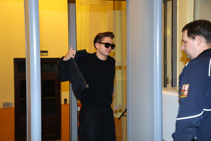 FOTO: Ondřej Brzobohatý opět stanul před soudem kvůli spolu s Taťánou Kuchařovou. – stránka 12