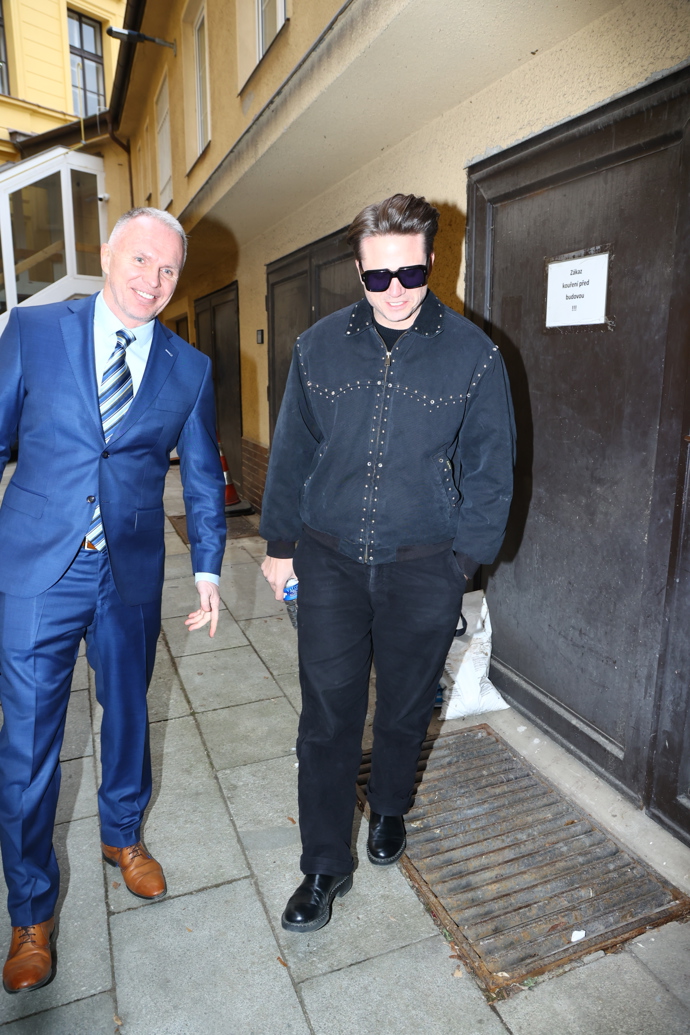 FOTO: Ondřej Brzobohatý opět stanul před soudem kvůli spolu s Taťánou Kuchařovou. – stránka 8