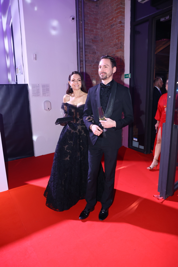 FOTO: Alice Jandová s doprovodem. – stránka 40