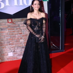 Alice Jandová vynesla černou róbu, která byla v horní části částečně průhledná. 