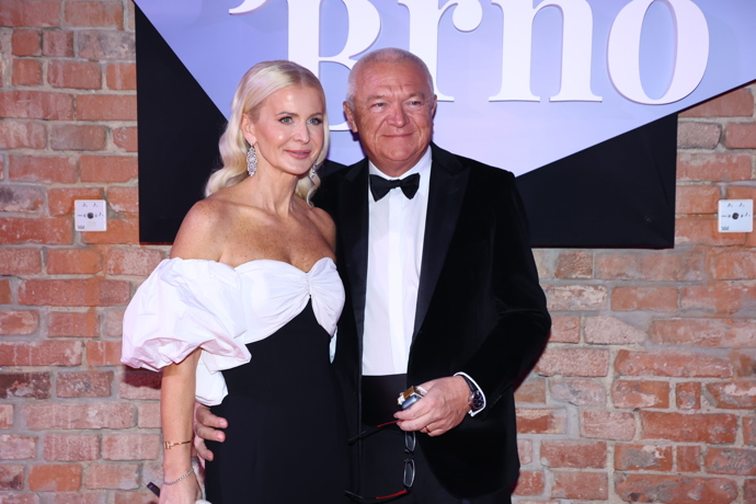 FOTO: Jaroslav Faltýnek s manželkou. – stránka 27