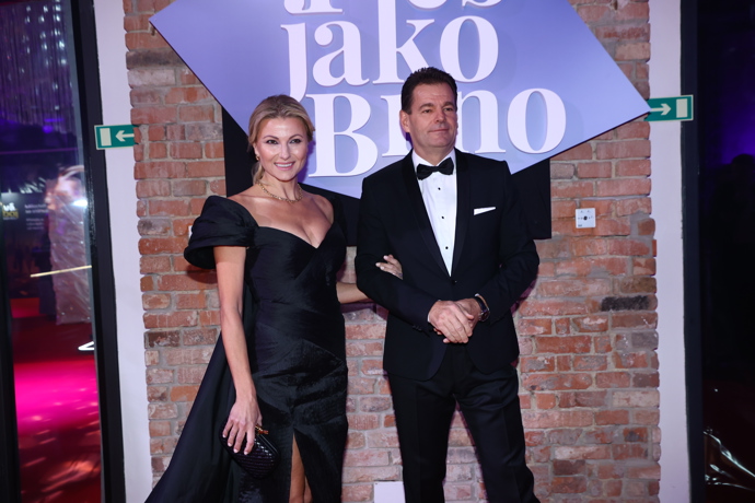 FOTO: Jitka Kocurová s manželem. – stránka 26