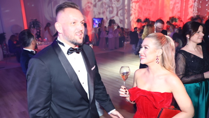 FOTO: Dominika Myslivcová z nového partnera nespustila oči.