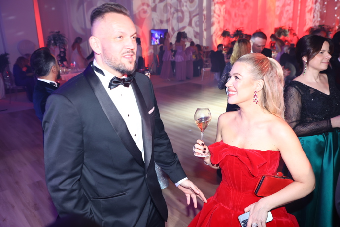 FOTO: Dominika Myslivcová z nového partnera nespustila oči. – stránka 16